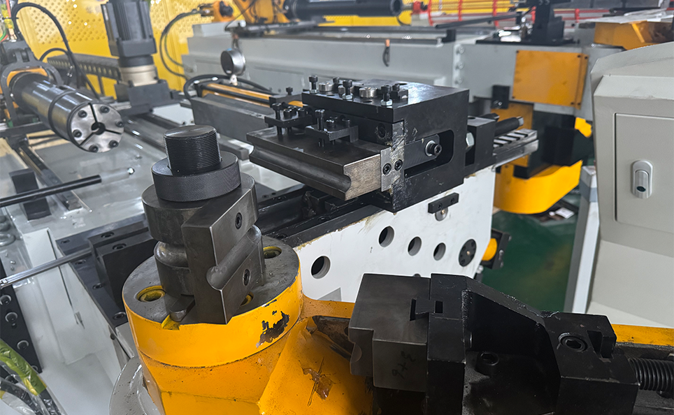 Sraith CNC S Meaisín Lúbthachta Feadáin Iomlán Uathoibríoch le Feidhm Insamhladh Roghnach Sraith CNC S Meaisín Lúbthachta Feadáin Iomlán Uathoibríoch le Feidhm Insamhladh Roghnach