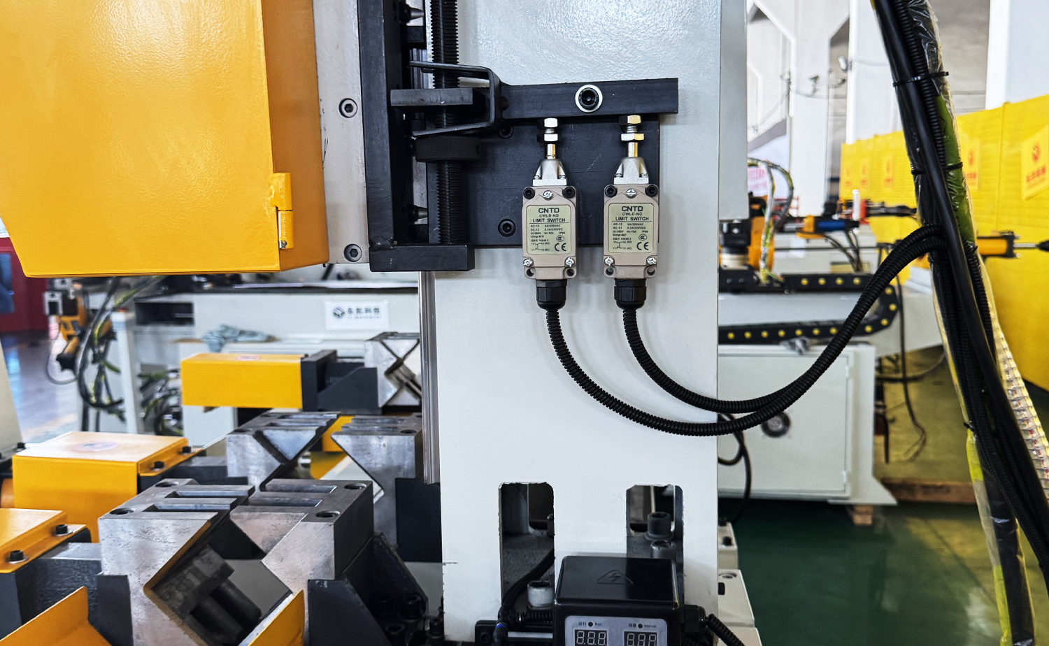 Sraith CNC Meaisín Gearradh Tube Beathú Servo Iomlán Uathoibríoch