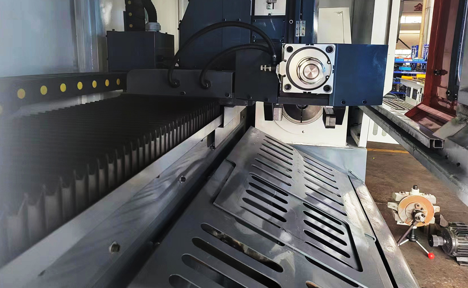 MCJG120 3D Laser Tube Gearradh Meaisín