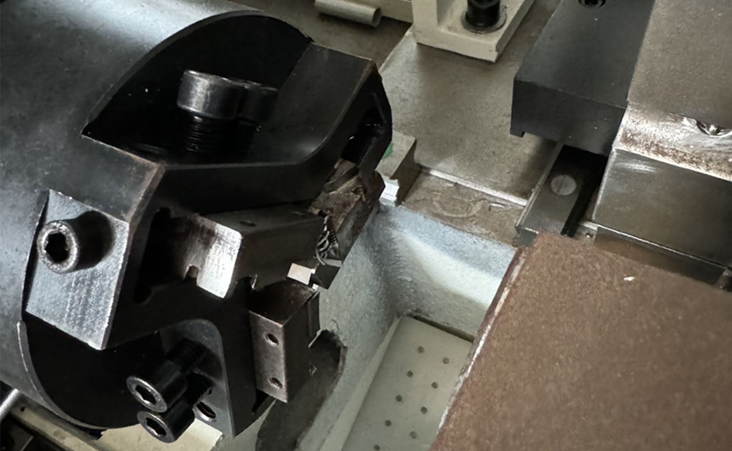 Sraith DEF680CNC Luas Fast Servo Meaisín Chamfering Tube Ceann Dúbailte