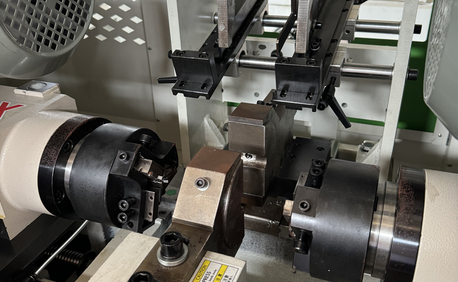 Sraith DEF680CNC Luas Fast Servo Meaisín Chamfering Tube Ceann Dúbailte