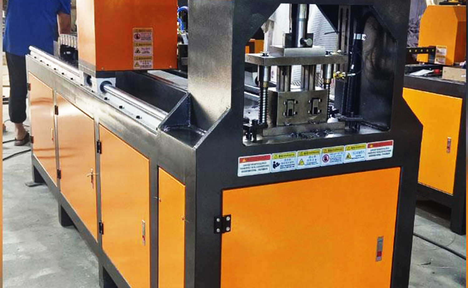 Sraith CNC Meaisín Punching Hiodrálacha Uathoibríoch Sorcóir Aonair Sraith CNC Meaisín Punching Hiodrálacha Uathoibríoch Sorcóir Aonair