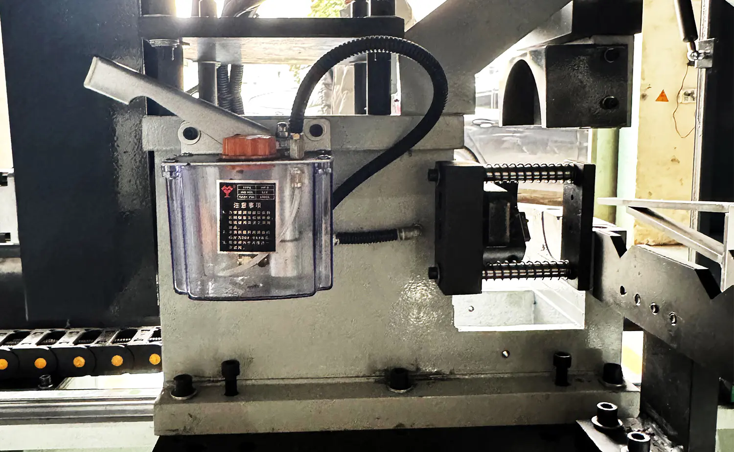 Sraith DEF80CNC Meaisín Chamfering Tube Servo Ardchobhsaíocht
