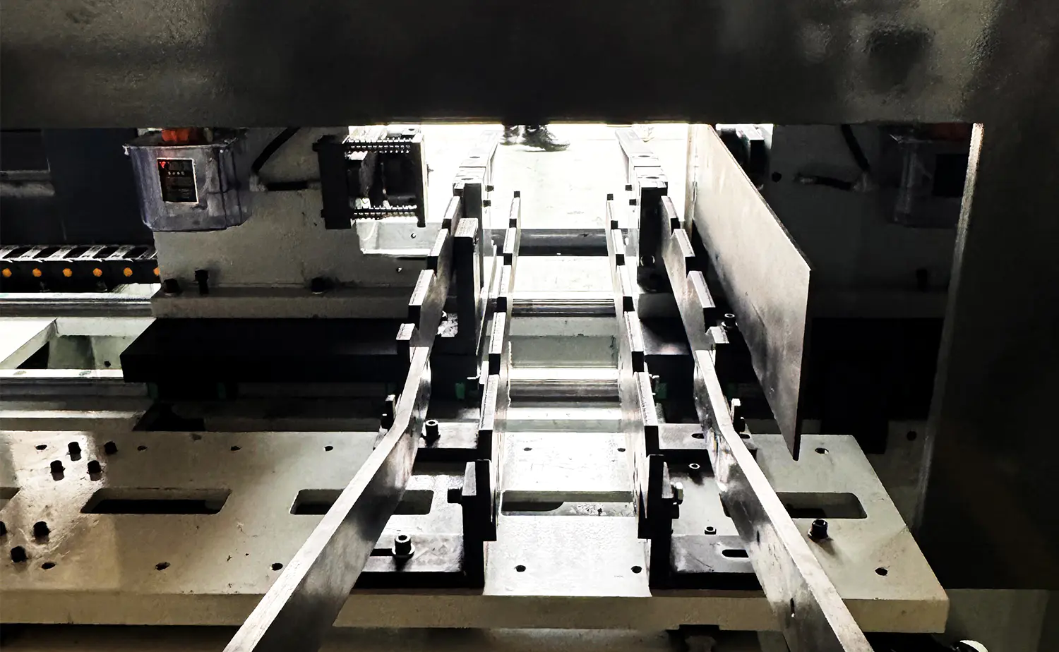 Sraith DEF80CNC Meaisín Chamfering Tube Servo Ardchobhsaíocht